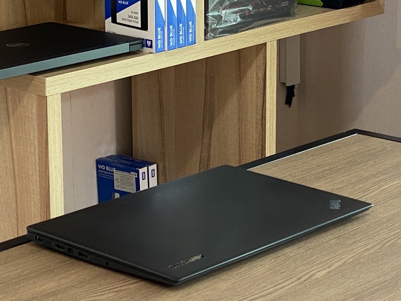 Lenovo ThinkPad X1 Carbon 3th มีตำหนิ
