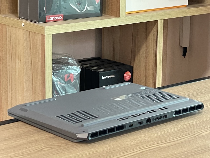 Lenovo LOQ 15IAX9