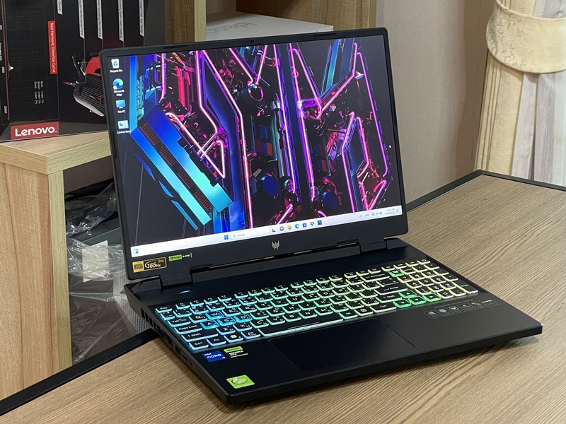 Acer Predator Helios 16 PHN16-72-72FG
