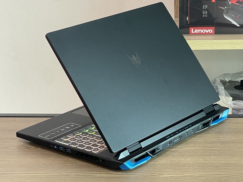 Acer Predator Helios 16 PHN16-72-72FG