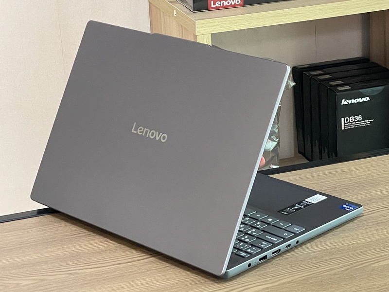 Lenovo IdeaPad Slim 3 15IRH10