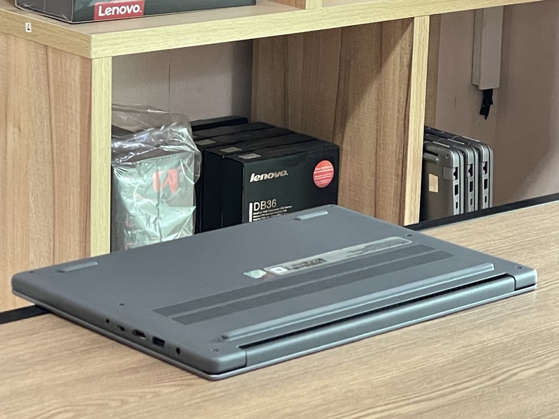 Lenovo IdeaPad Slim 3 15IRH10