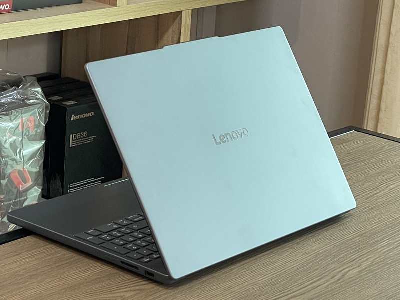 Lenovo IdeaPad Slim 3 15IRH1
