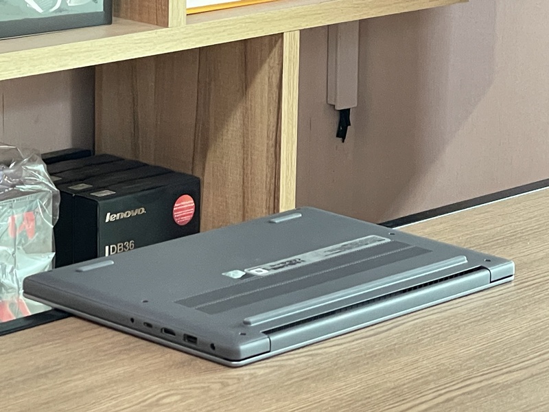 Lenovo IdeaPad Slim 3 14IRH10