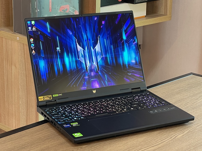 Acer Predator Helios 16 PHN16-72
