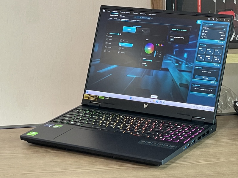 Acer Predator Helios 16 PHN16-72-98J4