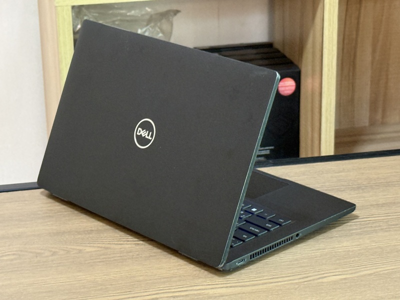 DELL Latitude 7330