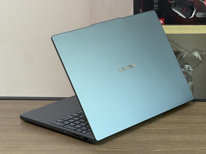 Lenovo IdeaPad Slim 3 15IRH10