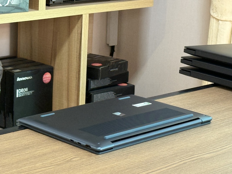 Lenovo Yoga Slim 7 14AKP10