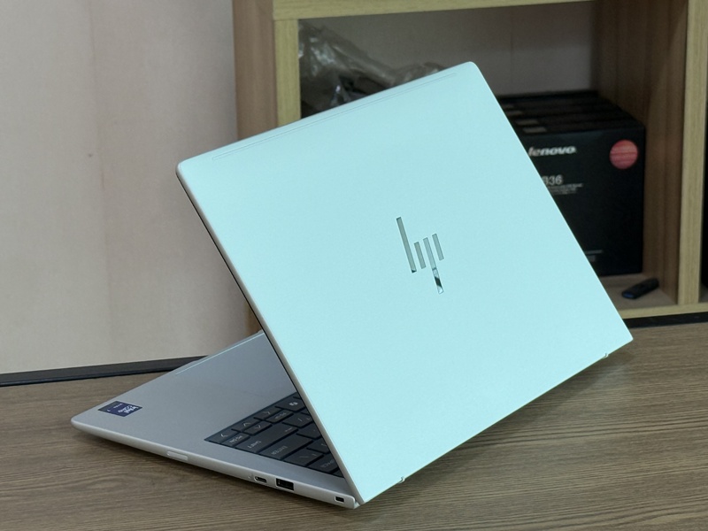 HP EliteBook 8 G1i (14-inch)