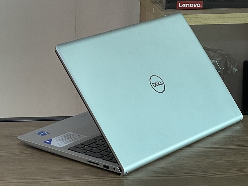 DELL Inspiron 3530-